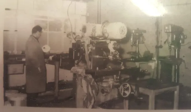 Mitarbeiter an der Stanzpresse